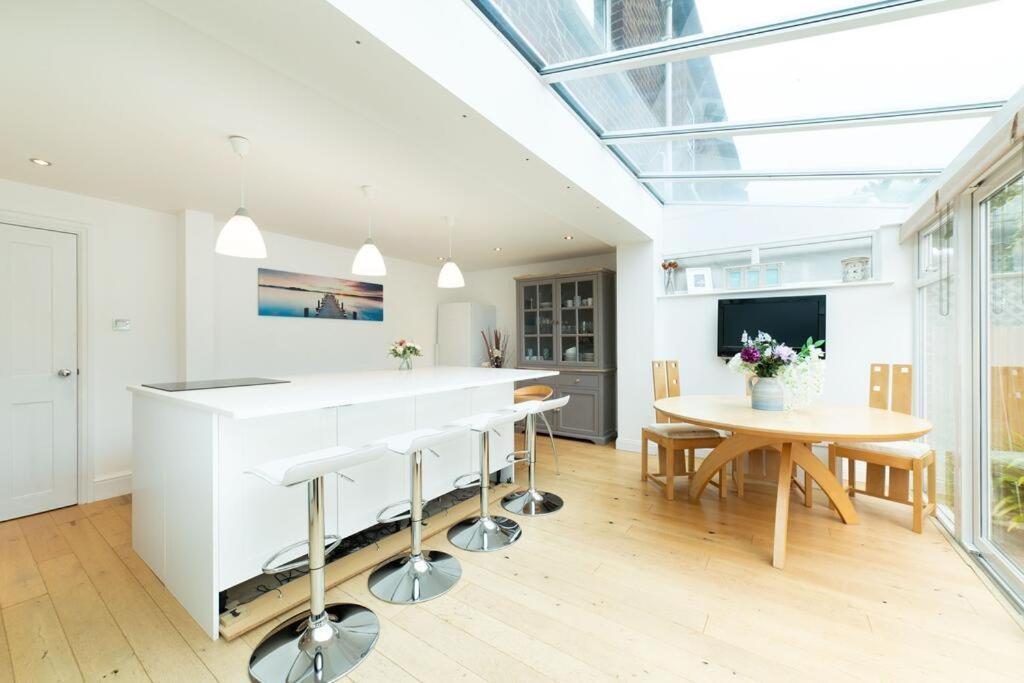 Aderta Stylish House For 7 People, Free Parking, 2 Min Walking From Ashley Cross And Near Sandbanks Beach Poole Exterior photo