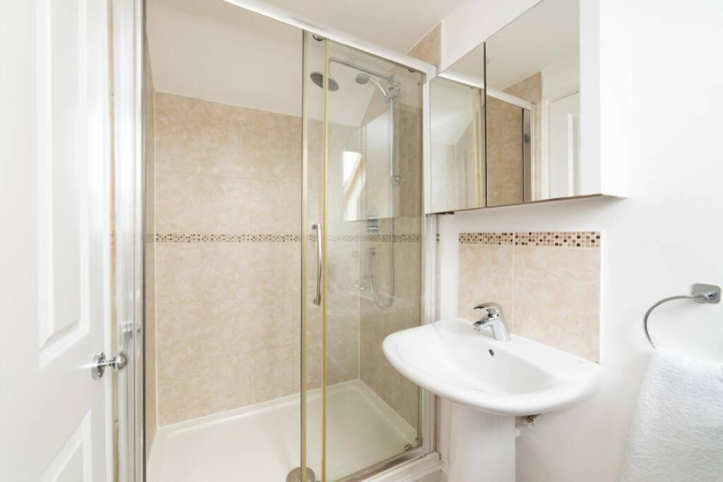 Aderta Stylish House For 7 People, Free Parking, 2 Min Walking From Ashley Cross And Near Sandbanks Beach Poole Exterior photo