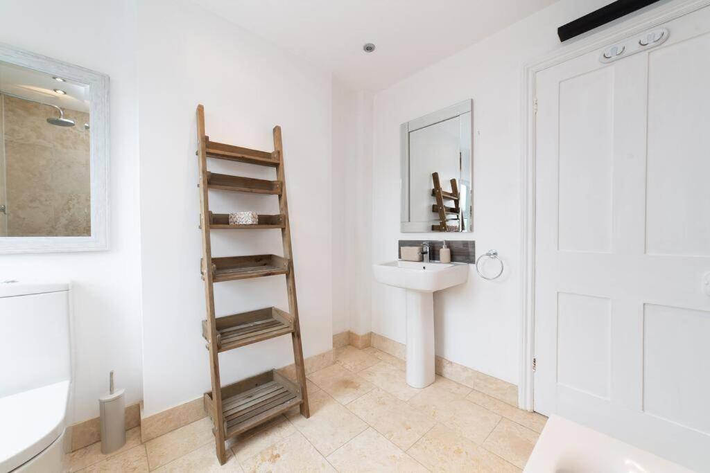 Aderta Stylish House For 7 People, Free Parking, 2 Min Walking From Ashley Cross And Near Sandbanks Beach Poole Exterior photo